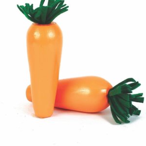 Duas cenouras de mesmo tamanho, na cor alaranjada, e no topo pedacinhos de pano (tnt) simulando os talos do vegetal.