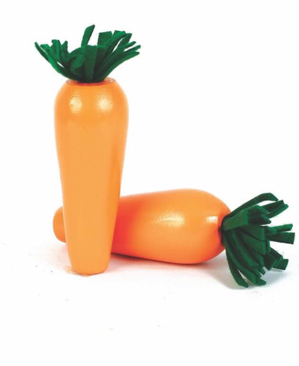 Duas cenouras de mesmo tamanho, na cor alaranjada, e no topo pedacinhos de pano (tnt) simulando os talos do vegetal.