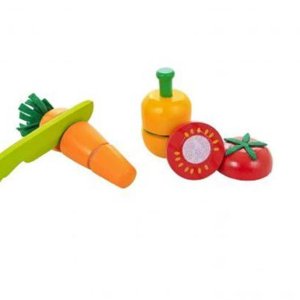 Uma faca verde, um pimentão laranja, um tomate vermelho e uma cenoura laranja.