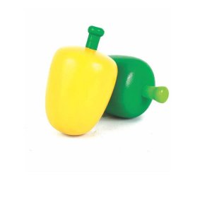 Dois pimentões um na cor amarela e outro na cor verde, ambos de mesmo tamanho.
