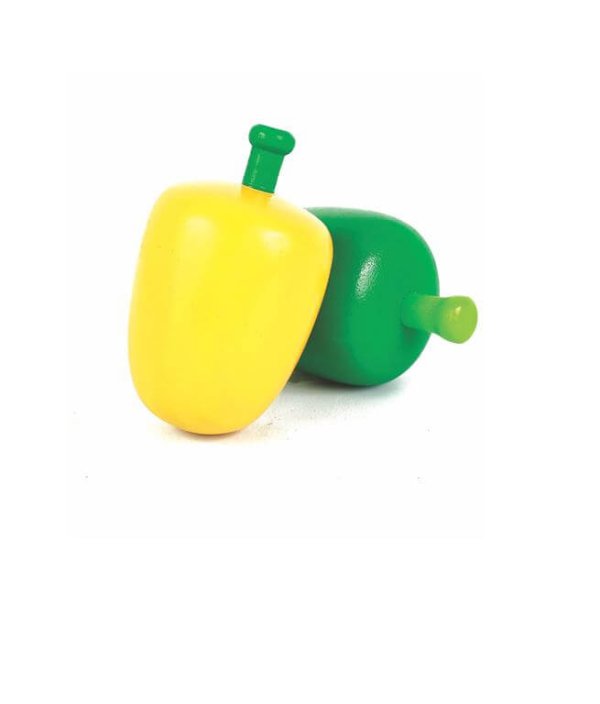 Dois pimentões um na cor amarela e outro na cor verde, ambos de mesmo tamanho.